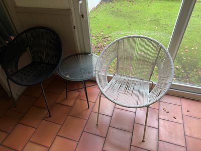Ensemble de salon de jardin comprenant deux fauteuils et une…