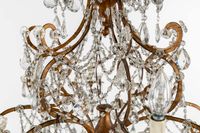 Grand lustre en fer forgé patiné et verre taillé, vers 1950. (photo 4)