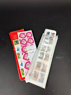 deux boîtes de vernis à ongles posées sur une table noire