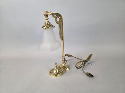 Lampe de bureau en laiton, le fût et le bras de lumière arti…