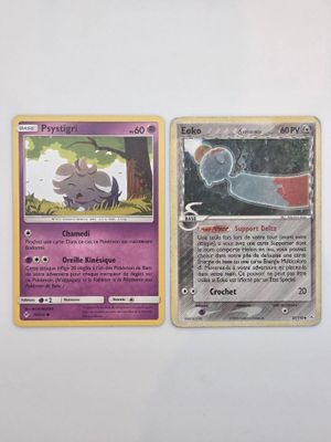 deux cartes Pokémon posées sur une surface blanche ; l'une représente un éléphant et l'autre représente un éléphant