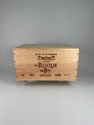La caisse en bois est vide et prête à servir de caisse à vin.