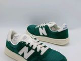 une paire de baskets New Balance vertes à semelles blanches