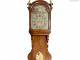 une horloge accrochée au mur sur le mur