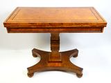 une vieille table en bois avec un plateau et un piètement en bois
