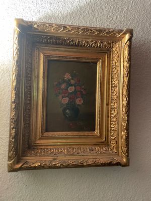 une photo d'un tableau accroché au mur