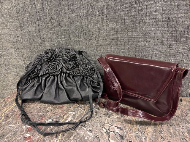Lot de deux sac en cuir noir fleuri et bordeaux. Très bon état 