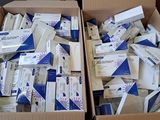 deux boîtes remplies de paquets blancs et bleus posées sur une table