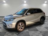 le SUV argenté est garé sur le sol en damier d'un garage
