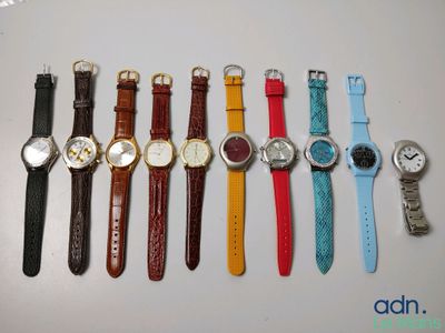 tout un tas de montres alignées sur la table