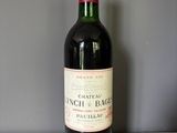 une bouteille de vin posée sur une table