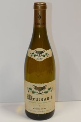 une bouteille de vin posée sur une table