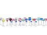 de nombreux verres à vin de différentes couleurs alignés en rangée