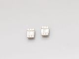 paire de boucles d'oreilles en diamant sur fond blanc