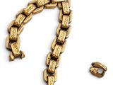 un bracelet en or et un fermoir en or sur fond blanc