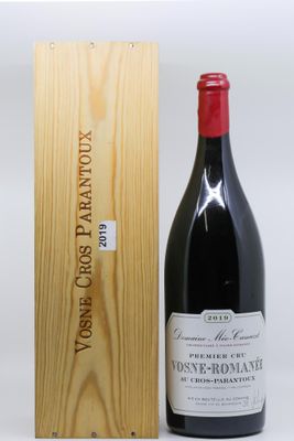 la bouteille de vin se trouve à côté de la caisse en bois
