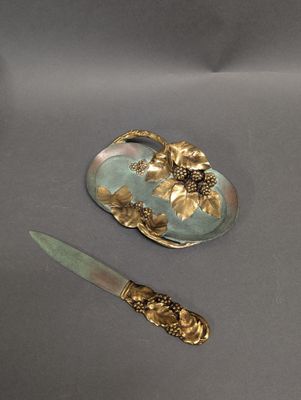 un couteau et une cuillère posés l'un à côté de l'autre sur une table