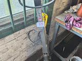 une machine posée devant une fenêtre
