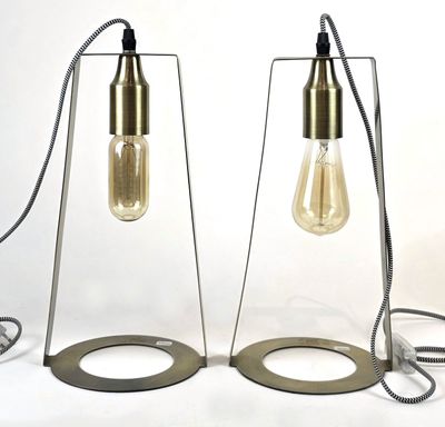 deux ampoules sont posées sur un support métallique muni d'un fil
