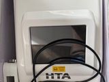 une machine blanche qui se trouve dans une boîte