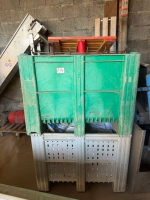 une pile de bacs verts au milieu d'une pièce
