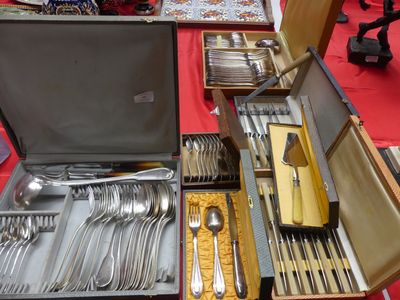 beaucoup d'argenterie dans un coffret sur une table
