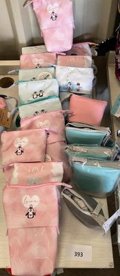 un grand nombre de sacs posés sur une table