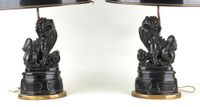 Paire de lampes retenant deux sujets en pierre dure à décor … (photo 2)