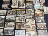 un assortiment de cartes postales anciennes et de cartes postales posées sur une table