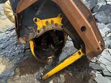 une machine jaune posée sur un tas de pierres