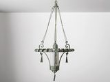 un lustre à l'ancienne suspendu au plafond d'une pièce blanche