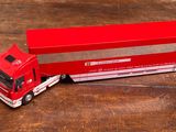 un camion miniature posé à côté d'une boîte sur une table
