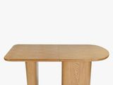 un gros plan d'une table en bois sur fond blanc