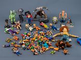 tout un tas de figurines posées sur une table