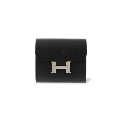 un portefeuille en cuir noir orné d'un logo « h » argenté sur le devant