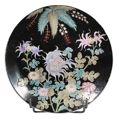 CHINE - ASSIETTE en porcelaine à décor polychrome de fleurs …