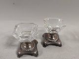 paire de bougeoirs plaqués argent avec des supports en verre