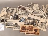 beaucoup de vieilles cartes postales sur la table