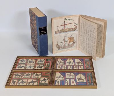 un livre ouvert posé sur une table blanche, à côté d'un livre bleu