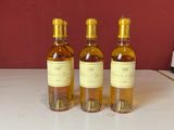 quatre bouteilles de vin sont alignées sur un comptoir