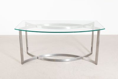 une table basse en verre avec un piètement en métal et un plateau en verre