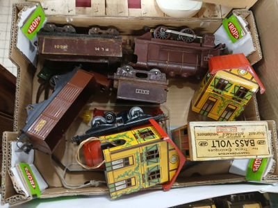 une boîte remplie de petits trains et d'autres véhicules miniatures