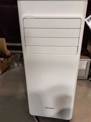 un ordinateur de bureau blanc posé sur une table