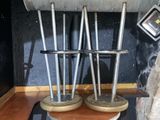 une petite table dans laquelle sont plantés tout un tas de bâtonnets