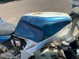 une moto bleue garée sur le bord de la route