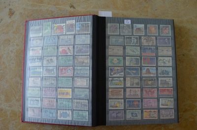 un livre avec des timbres, posé sur une table