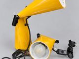 une image représentant une lampe jaune munie d'un cordon