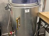 une photo d'une fontaine à eau en acier inoxydable dans une cuisine
