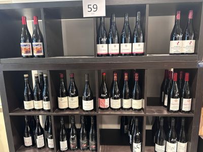 de nombreuses bouteilles de vin sur les étagères du magasin