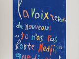 un tableau accroché au mur d'une pièce, sur lequel figurent des inscriptions